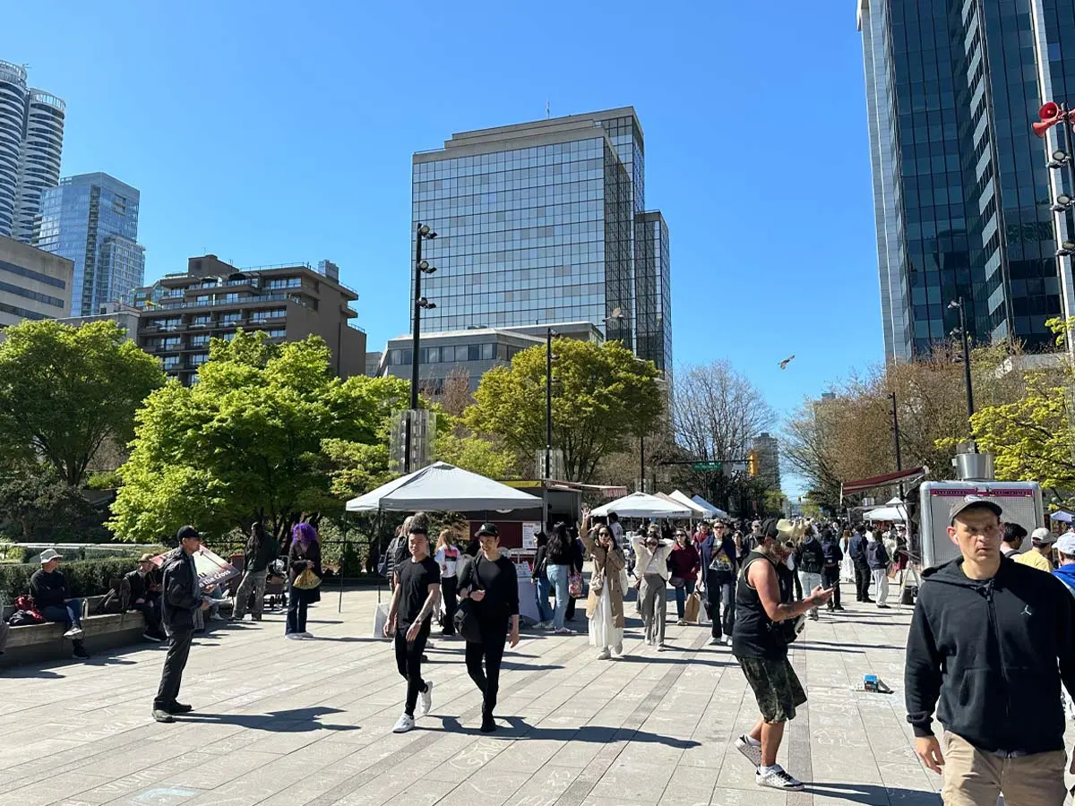 Robson Street Vancouver (Sights & Highlights)